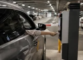 El cobro por el uso de parqueaderos en centros comerciales genera cuestionamientos por su impacto en la economía y la experiencia de los consumidores.