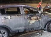 El Cuerpo de Bomberos de Quito llegó para sofocar el incendio del vehículo, en Puembo.