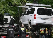 La policía hace subir la furgoneta a una grúa para retirarla el domingo 26 de julio de 2026 del parque Tiergarten de Berlín, tras haber sido utilizada en un atropello.