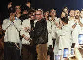 El cantante colombiano J Balvin al finalizar la pasarela inaugural de Colombiamoda, Artisan Gang in The City, el 25 de julio, en Medellín (Colombia).