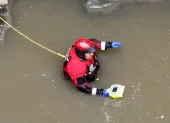 El Cuerpo de Bomberos de Quito mantiene la búsqueda de Lizeth Bunshi, en el Río Machángara.