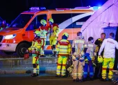 Agentes de policía y personal de seguridad trabajaron cerca del lugar donde varias personas resultaron heridas durante un atropello múltiple en Berlín, el sábado 25 de julio.
