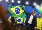 El senador Flávio Bolsonaro (2-d) reacciona en la convención nacional del Partido Liberal de Brasil (PL) este sábado 25 de julio, en San Pablo.