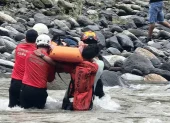 La víctima cayó en una zona de quebrada y ríos, lo que dificultó las labores de auxilio.