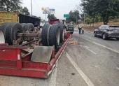 Un tráiler se volcó en la vía a la costa y bloqueó el tránsito hacia Chongón durante la mañana de este lunes.