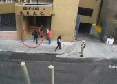 Una cámara de seguridad registró el paso de Héctor Vinicio Rojas antes de su desaparición en el Centro Histórico de Quito.