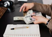 Los beneficiarios cuya cédula termina en 7 pueden retirar este 27 de julio el Bono de Desarrollo Humano en los puntos de pago autorizados por el MIES.