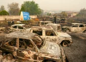 Varios coches calcinados en la localidad de Casavieja (Ávila), este lunes 27 de julio de 2026.
