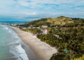 Los feriados nacionales impulsan el turismo interno y la actividad comercial en distintos destinos del país. Las playas de Santa Elena son uno de los destinos más visitados.