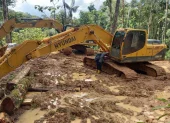 En Tena y en Yanzaza, epicentros de la minería ilegal amazónica, comprar una excavadora de 250 mil dólares es, según los reporteros, tan fácil como comprar una moto.