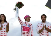 Richard Carapaz, del EF Education-EasyPost, celebra en el podio como el ciclista más combativo del Tour de Francia 2026 con el maillot de la montaña.
