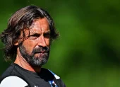 Andrea Pirlo dirige una sesión de entrenamiento del United FC durante una práctica del primer equipo.