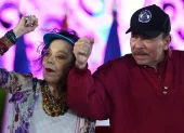 En Nicaragua los ‘copresidentes’ Daniel Ortega y Rosario Murillo son cónyuges, y a falta del un copresidente, el período lo continúa el restante, sin nombrar o elegirse otro.