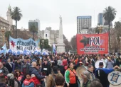 Integrantes de movimientos de izquierda, este 27 de julio de 2026, en la Plaza de Mayo, en Buenos Aires (Argentina).
