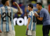El entrenador de Argentina Lionel Scaloni (d) con Lionel Messi (2d), durante un partido del Mundial de Estados Unidos, México y Canadá.