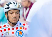 Richard Carapaz (EF Education-EasyPost) participa en el critérium de Boxmeer con el maillot de la montaña del Tour de Francia.