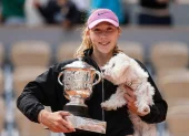 Mirra Andreeva levantó el trofeo de Roland Garros 2026 tras una destacada actuación que la consolida entre las principales figuras del tenis femenino.