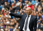 Zinedine Zidane, cuando estaba al frente del banquillo del Real Madrid, durante un partido.