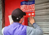 Imagen mejorada con IA: Durante la inspección técnica, los funcionarios encontraron una grave infestación de plagas, con cucarachas vivas.