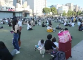 Varias personas se congregan frente a un edificio tras un potente terremoto en la ciudad de Kumamoto, Japón, el 28 de julio de 2026.
