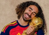 Marc Cucurella celebra con el trofeo tras la conquista del Mundial.