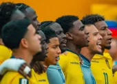 Kendry Páez (izq.) junto a sus compañeros de la selección de Ecuador antes de un partido del Mundial 2026.
