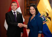 Daniel Noboa y Keiko Fujimori estrechan manos en Lima durante el acuerdo binacional.
