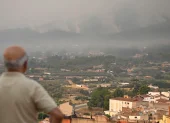 Vista general de Onda (Castellón), uno de los municipios afectados por el incendio que sigue activo y ha quemado ya más de 8.500 hectáreas.