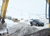 Trabajadores gubernamentales y agentes de policía despejan una carretera afectada en la frontera entre Argentina y Chile, el 26 de julio de 2026.