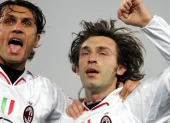 Paolo Maldini junto a Andrea Pirlo durante un partido con el AC Milan.