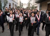 Congresistas de Perú sostienen carteles tras abandonar el Congreso segundos antes de que, Keiko Fujimori, iniciara su discurso a la nación, este martes, en Lima (Perú).