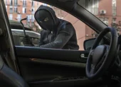 Referencial. El asaltante rompió el vidrio para sustraer las pertenencias.