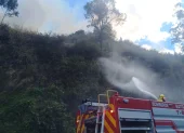 Bomberos atienden incendio en Conocoto y cierran la avenida Camilo Ponce Enríquez en ambos sentidos
