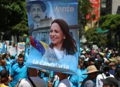 Una personas sostiene un cartel con la imagen de la premio nobel de la paz María Corina Machado este martes, durante una manifestación en Caracas (Venezuela).