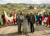 Dos generaciones rinden homenaje a la memoria en la frontera entre Ecuador y Perú.