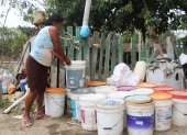 Al pie de las viviendas de los comuneros han ubicado baldes para abastecerse de líquido en los momentos en que les llega el agua a las llaves