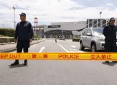 Agentes de policía resguardan el acceso al centro comercial en Kumamoto tras el sismo en Japón.