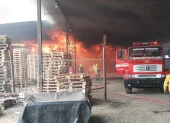 Bomberos de Durán intentan controlar las llamas en el interior de la bodega.
