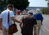 Un joven ayuda a dos personas mayores que se dirigen al Parque de Exposiciones de Burdeos, al suroeste de Francia.