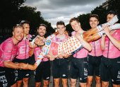 El ciclista ecuatoriano Richard Carapaz cargado en brazos por todos los compañeros de su equipo.