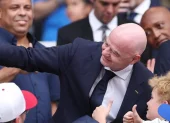 Gianni Infantino, presidente de la FIFA, posa junto a aficionados durante el Mundial 2026.