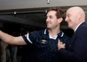 Gianni Infantino interactúa con aficionados durante una actividad del Mundial de la FIFA 2026.