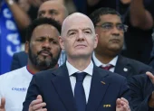 Imagen en la que puede verse al presidente de la FIFA, Gianni Infantino, durante un partido del Mundial de Estados Unidos, México y Canadá.