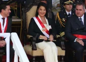 La presidenta del Perú, Keiko Fujimori (c), asiste al tradicional desfile cívico-militar con motivo de los 205 años de la independencia de Perú este miércoles, en Lima (Perú).