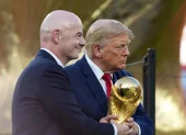 Imagen en la que puede verse al presidente de la FIFA, Gianni Infantino (i), y al presidente de Estados Unidos, Donald Trump (c), con el trofeo del Mundial de la FIFA 2026.