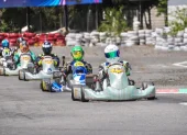 Pilotos compiten durante una jornada del Torneo Provincial de Karting en el Kartódromo Internacional de Guayaquil.