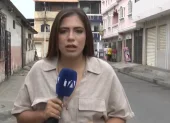 Paula Kuhn, reportero de Teleamazonas, durante la transmisión en vivo.