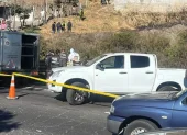 Policía Nacional acordonó la avenida Simón Bolívar tras el hallazgo del cuerpo. La investigación busca identificar a la víctima y esclarecer el crimen.