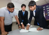 Sebastián Yépez (centro) y Leonel Vargas, del colegio Interamericano, reciben la guía del docente Jhonny Solórzano.