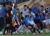 Leandro Paredes (c) de Argentina empuja a Gavi (c-abajo) de España al terminar la final del Mundial de la FIFA 2026.